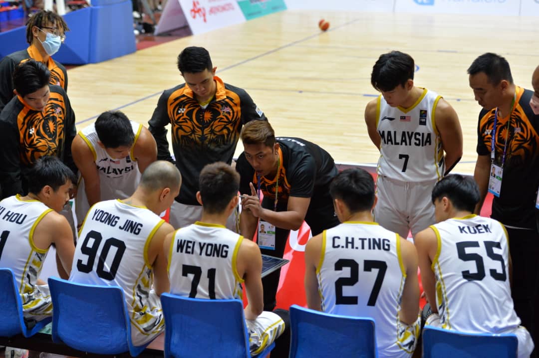 教练古加尼（右5）在暂停阶段指点球员；此役大马男篮不敌主队越南。（大马篮总提供）