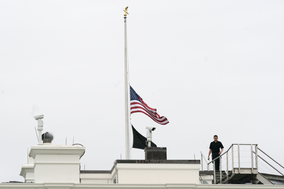 白宫周二为德州枪击案降半旗。（美联社）