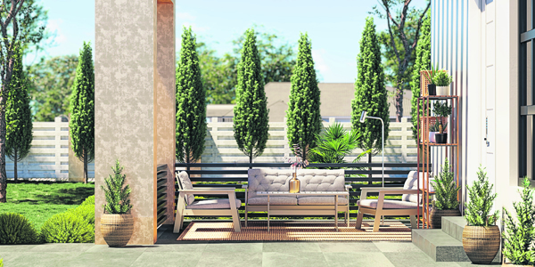 庭院里摆放舒适的座椅沙发，加上郁葱的植物相伴左右，就可以打造别有洞天的休息区。