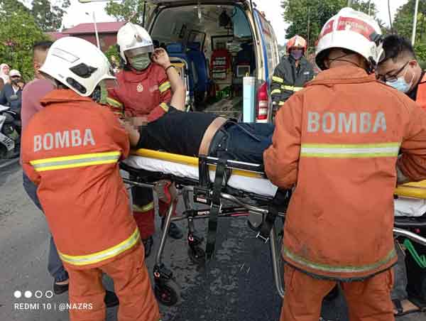 消拯员简单检查司机伤势后，将他送往附近医院。