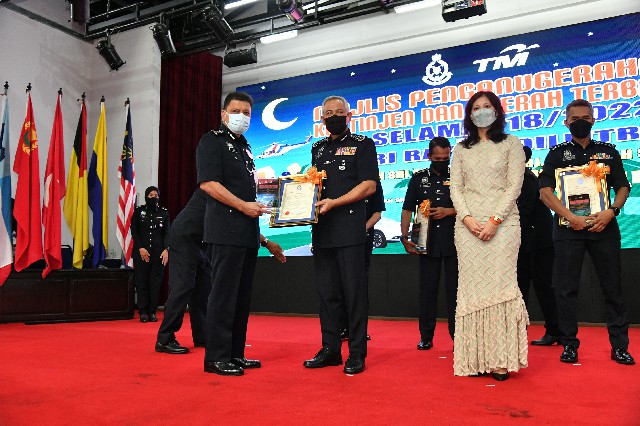 吉隆坡总警长拿督阿玆米（左起）从阿克里沙尼手中，代表吉隆坡警方接获表扬状，前排右1是一个马电讯（TM One）执行副主席莎祖拉娃蒂。