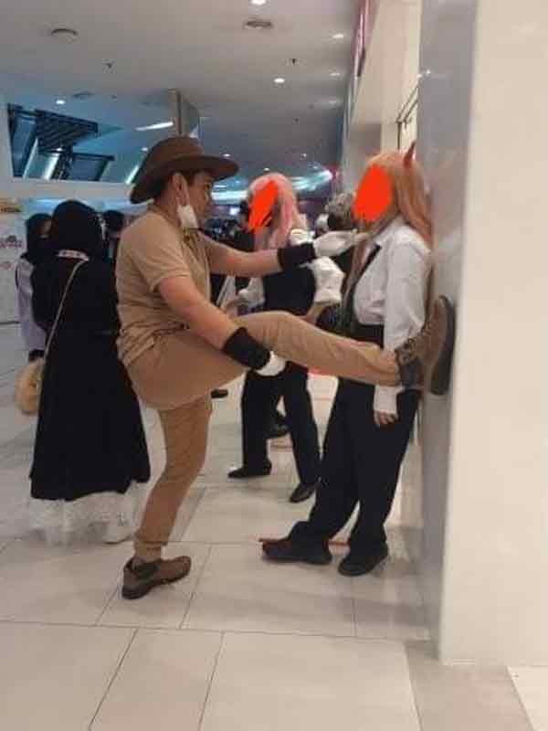 其他女Cosplay也现身，指遭该疯狂粉丝“抬脚壁咚”。