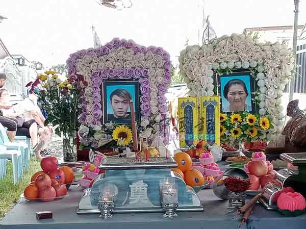 死者张锦华和母亲林五娣周五早上出殡，送往根登华人义山进行土葬。