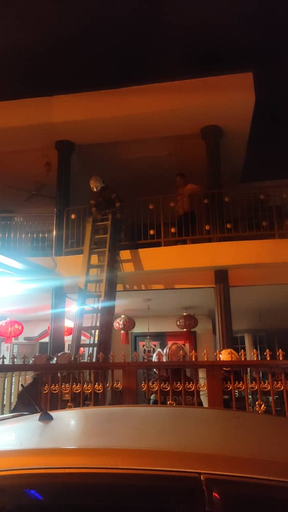 一名华裔男子受困阳台，消拯员使用云梯搭救，成功保住性命。