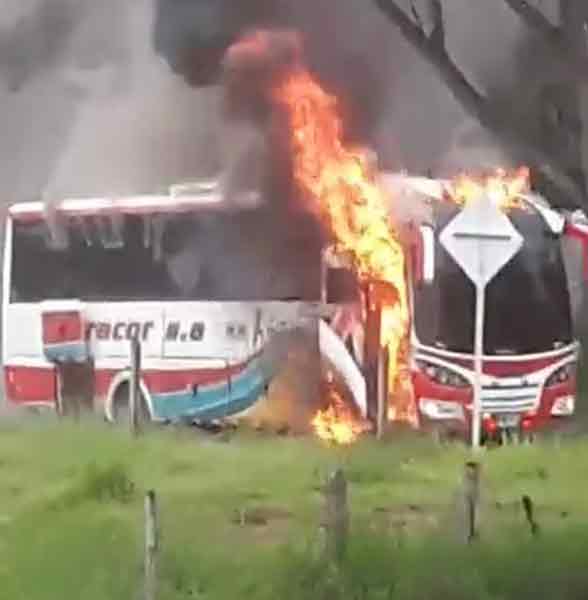  巴士也被烧。