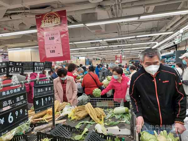 北京东城区一家超市周日下午涌现人潮。
