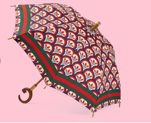 古驰与阿迪达斯推出联名雨伞，售价1.1万元人民币，却“不防水”。