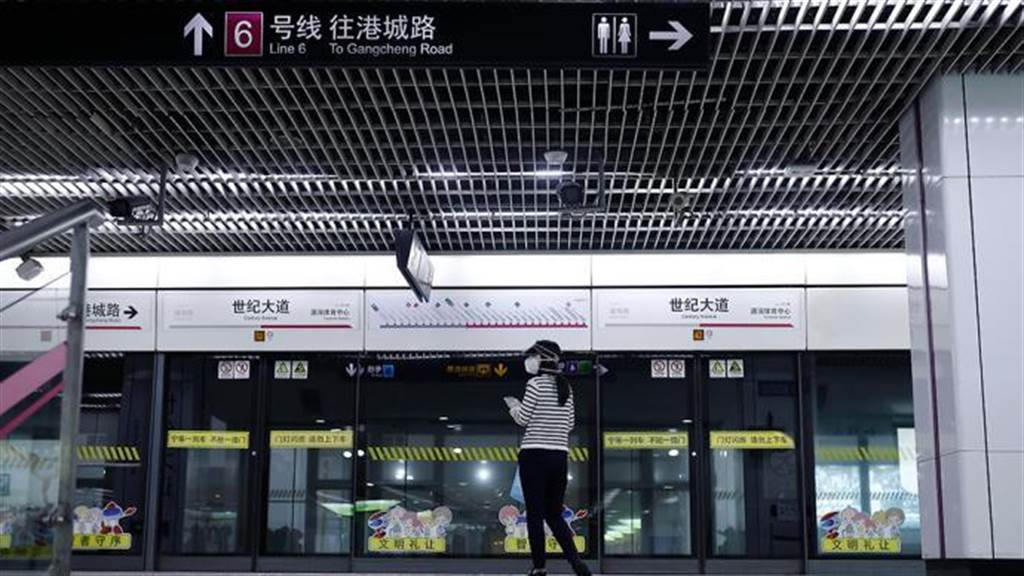 4月29日民众在上海市世纪大道站等待搭乘6号线。