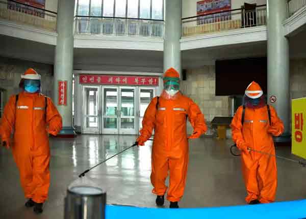 朝鲜工作人员对平壤火车站进行消毒。