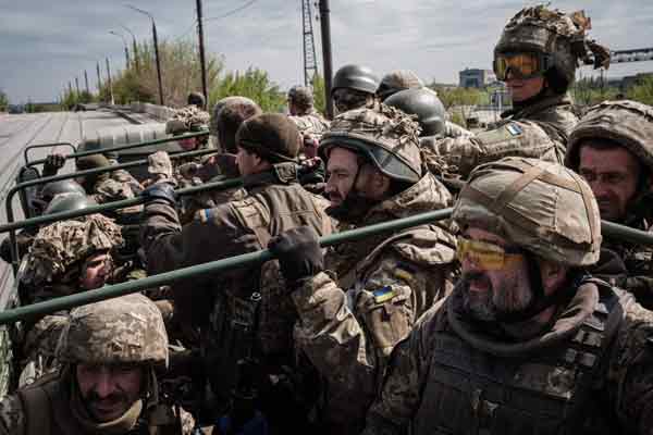 乌克兰士兵乘卡车前往休息地点。