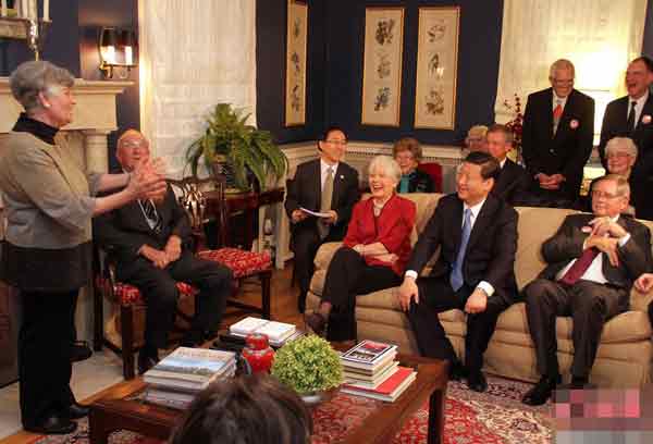 习近平（前排右2）2012年在美国爱荷华与老朋友叙旧场景，红衣为莎拉·蓝德。（中新网）

