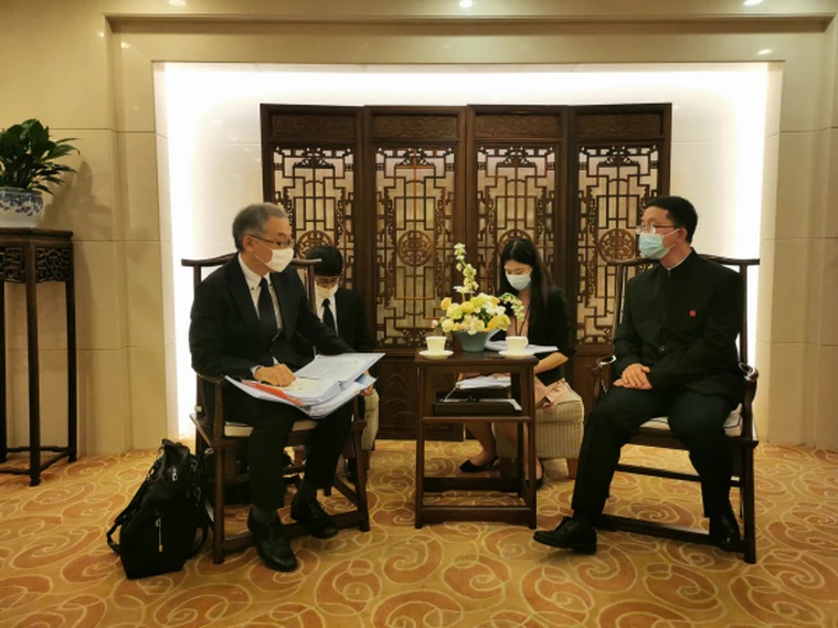 中国外交部亚洲司司长刘劲松（右）约见日本驻中使馆首席公使志水史雄（左），提出交涉，表达中方对美日印澳“四方安全对话”的不满。
