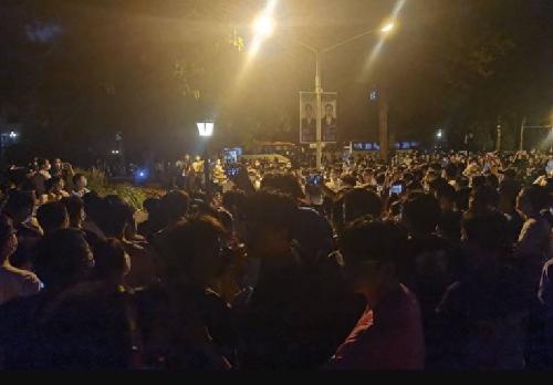 5月26日晚间，天津大学的学生因不满当局的防疫政策而举行集会示威活动。