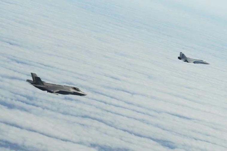 挪威F-35战机 (左) 升空拦截俄罗斯苏恺-24战机 (右)。
