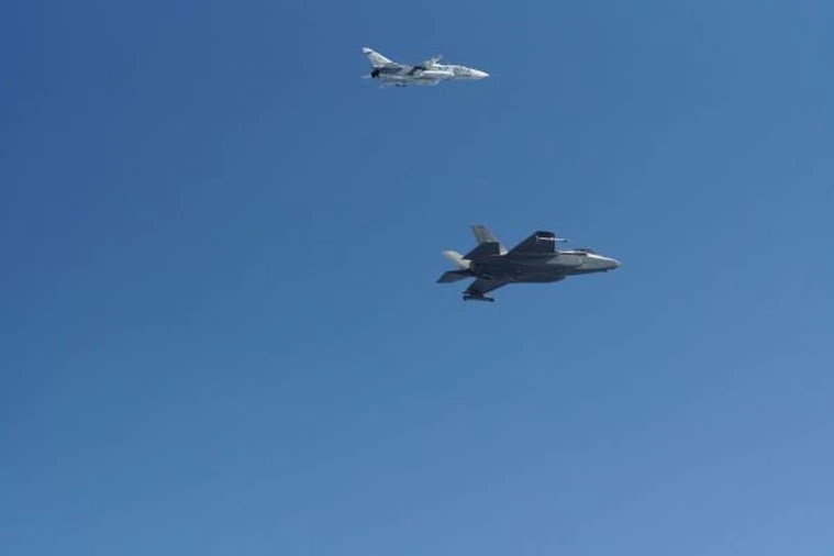 挪威F-35战机 (下) 升空拦截俄罗斯米格-31战机 (上)。