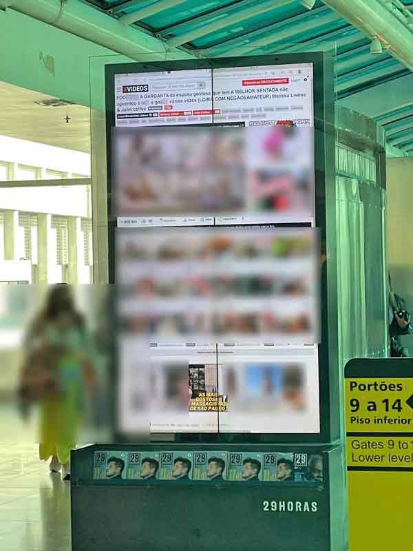 里约热内卢圣多斯杜蒙机场的荧幕播放色情片的画面。