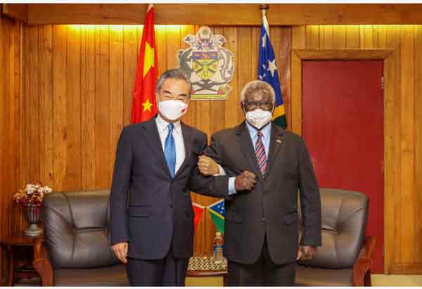 王毅（左）26日与索罗门群岛总理索加瓦雷会面。（新华社）