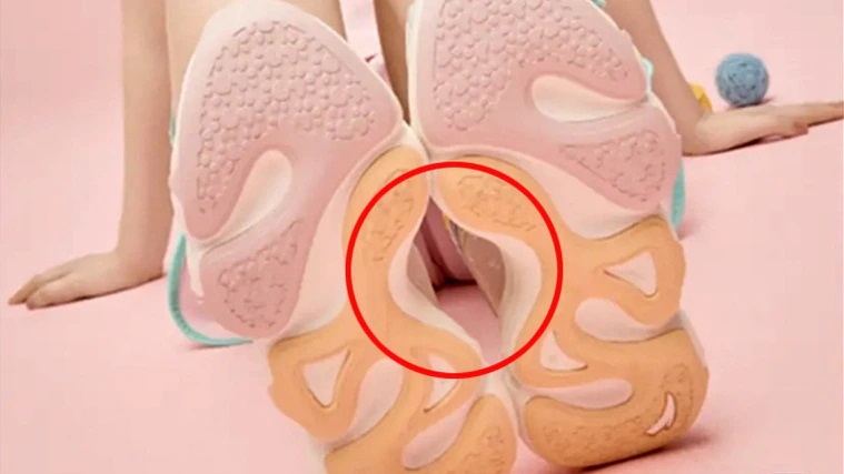 好好的一双女性运动鞋宣传照，就被指影射女性阴部？