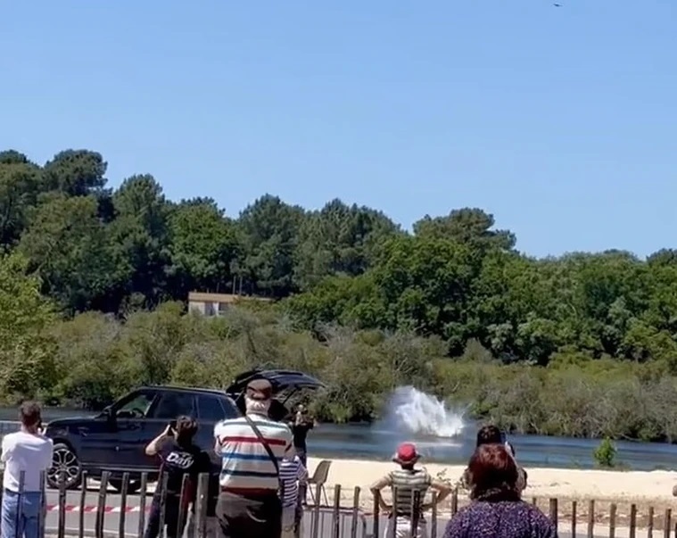 飞行滑板失控，扎帕塔坠入湖中。