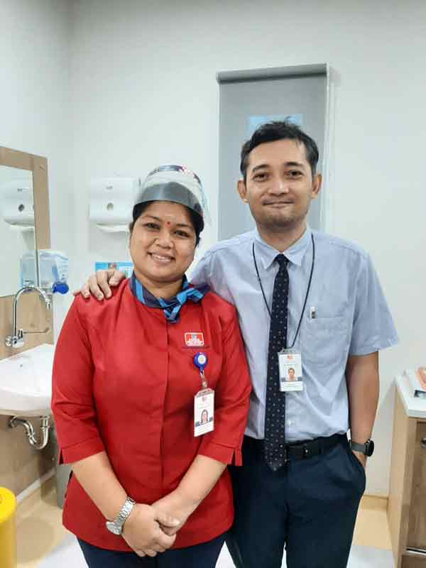 扎克里(右)和护士微妮。(林子强摄)