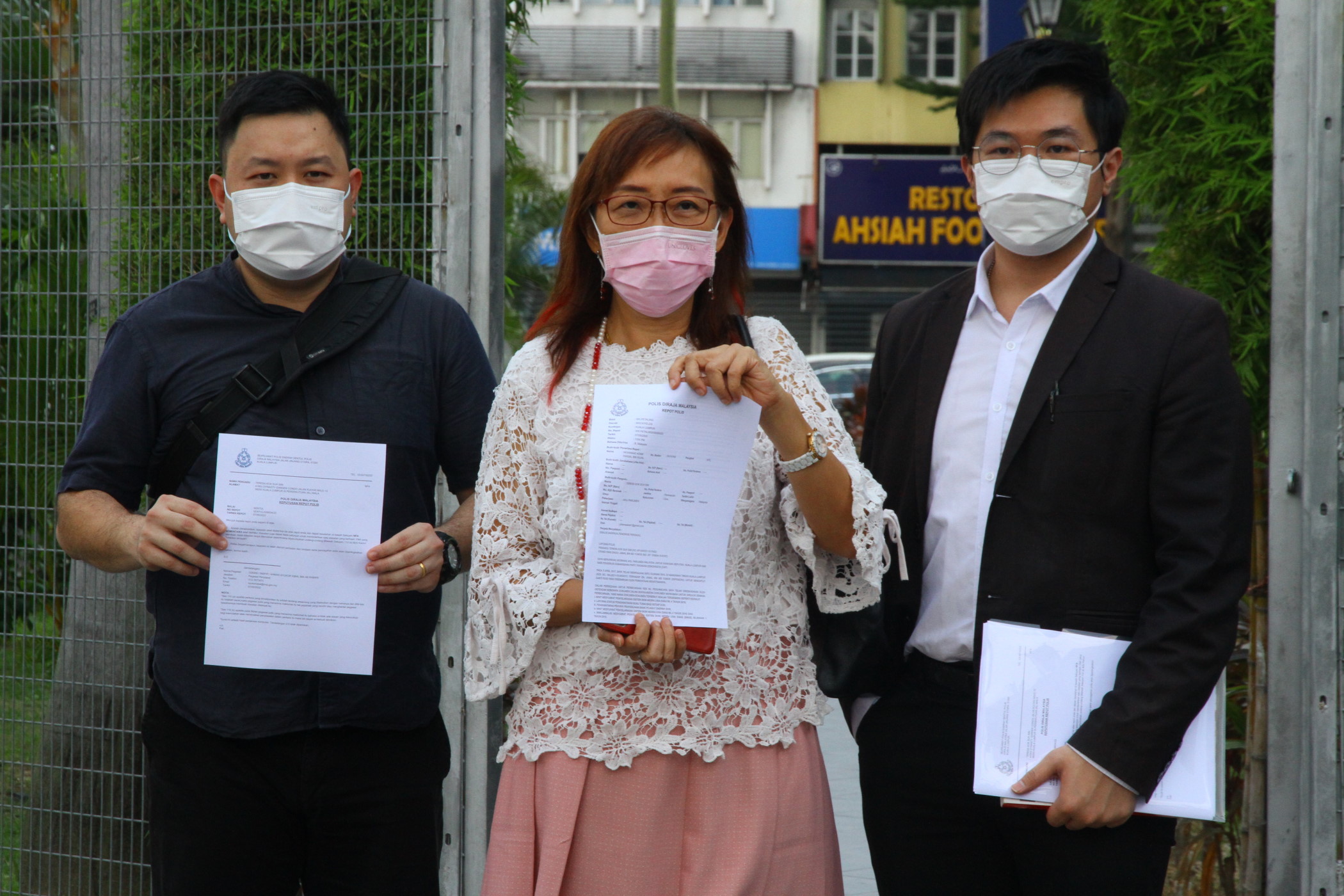 郭素沁（中）周二（10日）到警局录供前召开记者会，右起是潘伟权律师及郭素沁助理。