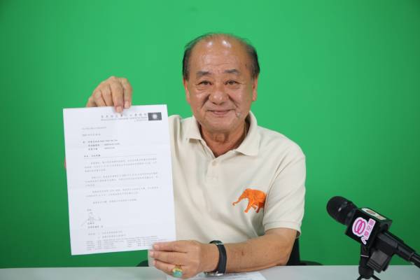 吴池池展示接获马华会长理事会，冻结其5年党籍的信函。