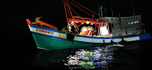 越南籍渔民非法进入我国海域捕鱼，被水警截查。