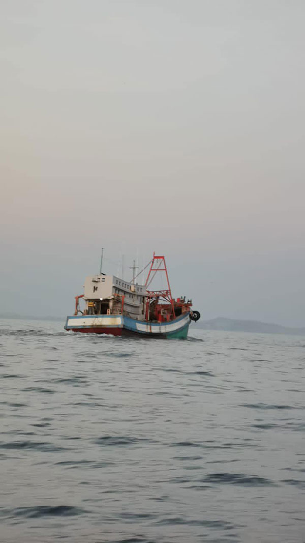 水警在离丰盛港柏芒吉岛约7.9海里处，发现越南渔船的踪迹。
