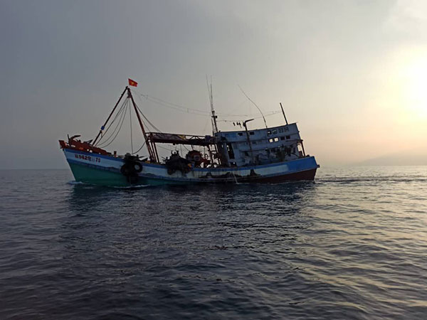 水警发现另一艘越南船只非法入境我国海域。