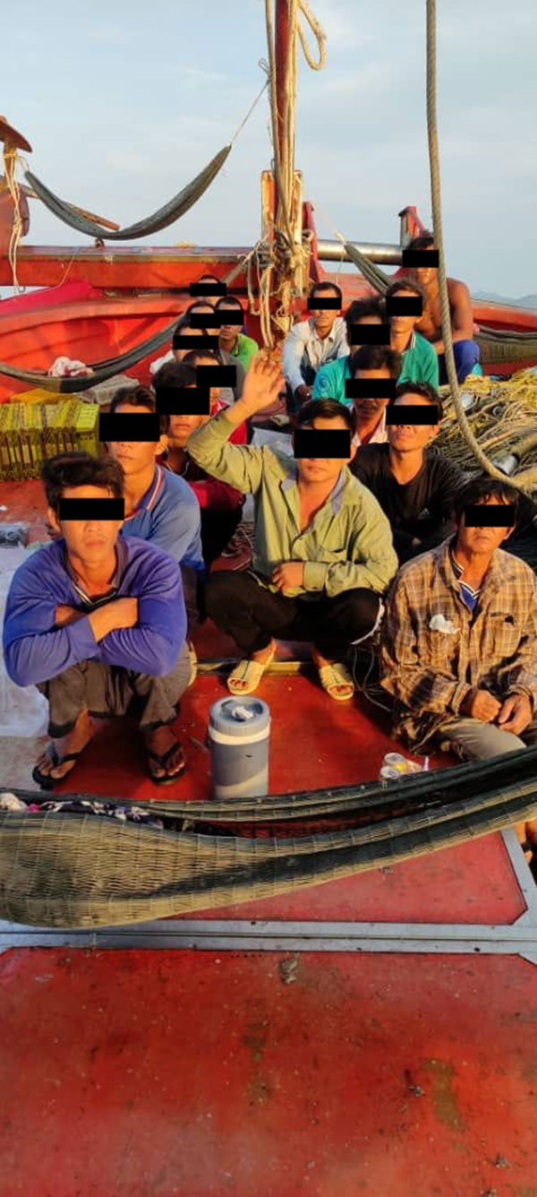 越南籍渔民被海事执法机构人员扣查。