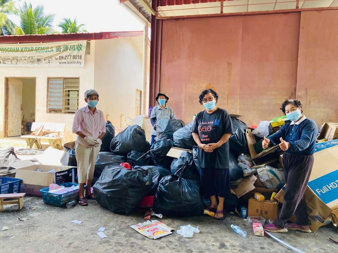 吴燕萍（右2）每天与志工们收集环保物品，有时找到一些还可以用的小电器、用具等，她会清洗干净自己使用或赠送有需要的人。