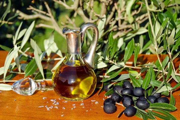 真正高品质的特级初榨橄榄油的游离脂肪酸很低，发烟点高，可高达210摄氏度，经过烹煮加热过程不易变质。