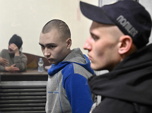 俄罗斯士兵希希马林（中），周三出庭受审。（法新社）