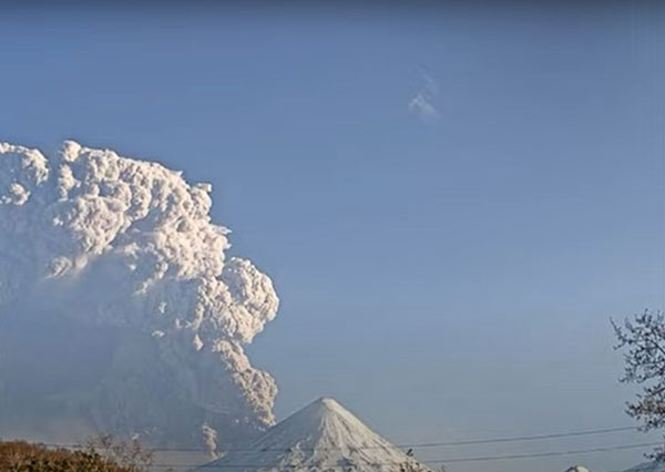 贝齐米尼火山喷发，冒出的灰云。