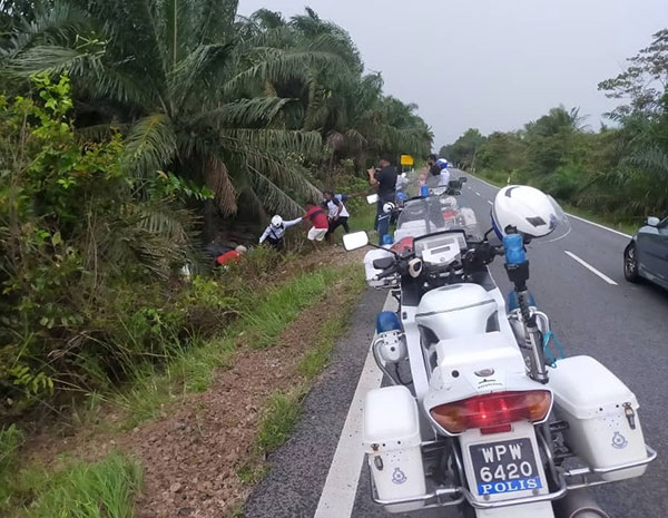 3名交警和普通警员援助伤者，把他们带到路边。