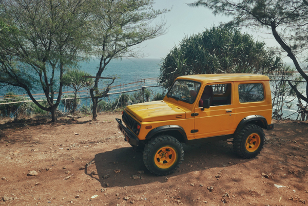 前往Timang海滩的路况非常恶劣，游人必须乘坐吉普车。