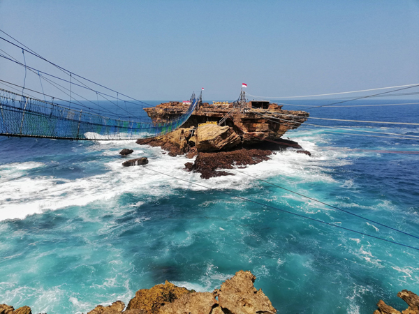 矗立在海中的巨大礁岩。