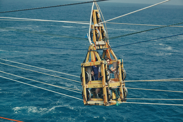 欲前往礁岩可搭乘手动拉绳的贡多拉。