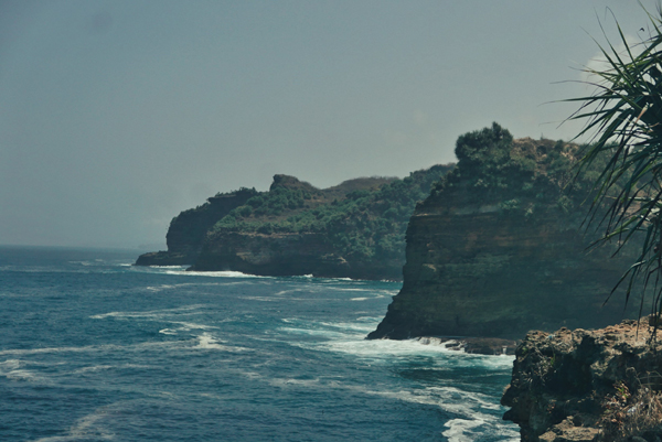 面对常年从印度洋吹来的海风，这里的地貌形成了海蚀崖。