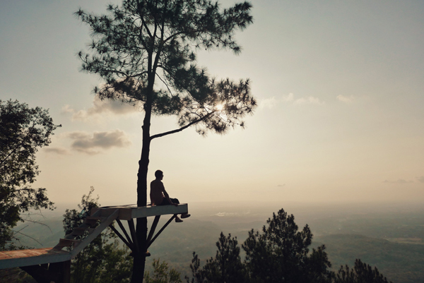 坐在特设的平台，傍着夕阳成为风景一隅。