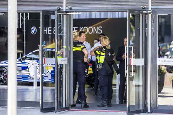 抢劫案发生后，荷兰警察抵达欧洲艺术博览会现场展开调查。（欧新社）