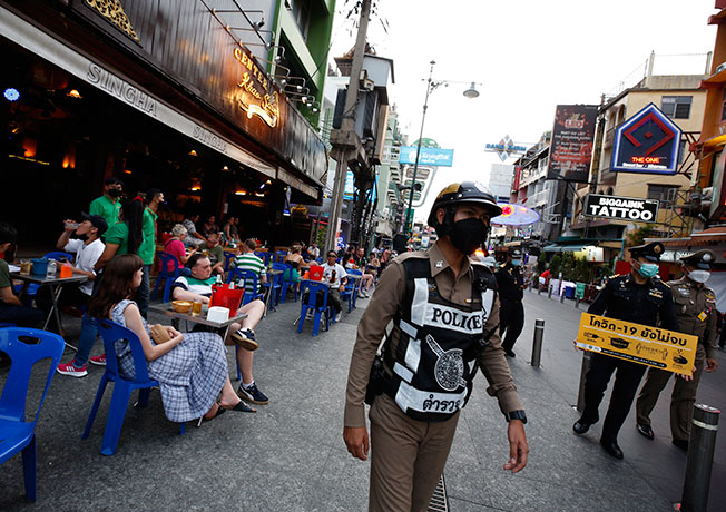 曼谷警员周三在考山路巡查酒吧。（欧新社）