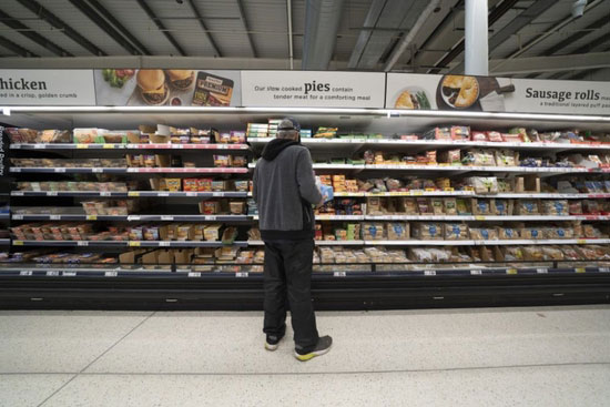4月13日，一名男子在英国曼彻斯特一家超市内购物。（新华社)