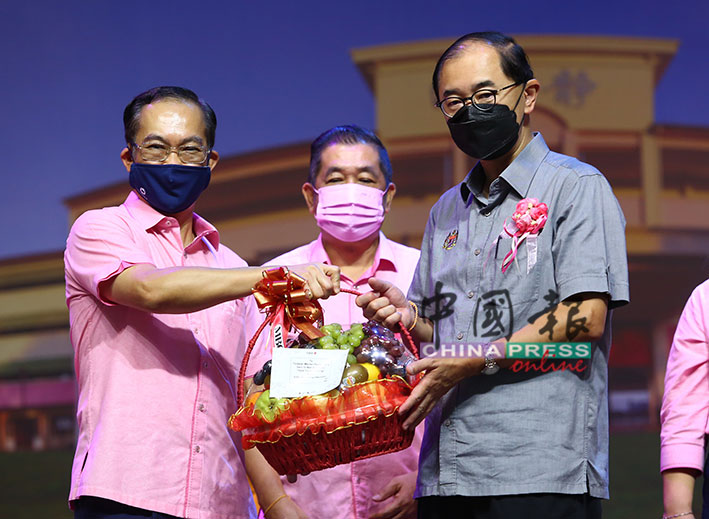 李耀祖（左）赠送水果礼篮给马汉顺，中为高祥威。