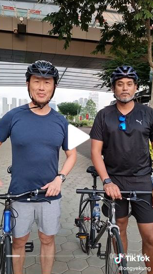 王乙康希望通过骑脚车，带凯里从不同角度欣赏新加坡的景点。