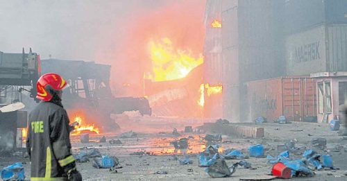 孟加拉仓库大火 49人死逾300伤