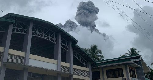 菲律宾布卢桑火山爆发 浓烟喷1公里高
