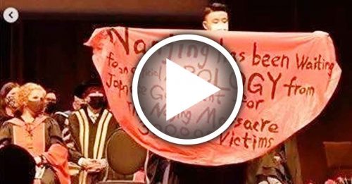 华留学生为南京大屠杀发声 毕业典礼拉横幅“日本欠道歉”