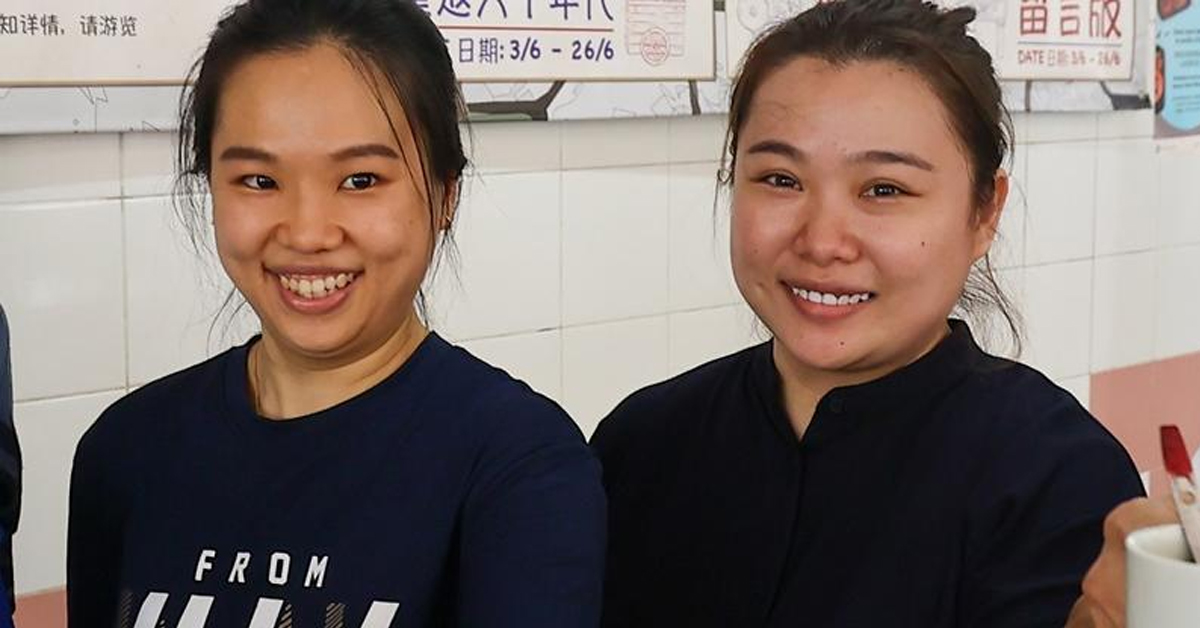 接手经营“亨记鸡饭”的是一对堂姐妹黄得僖（左）和黄丽萍。