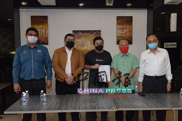 王程伟（左3）召开记者会讲述存款被盗经过。左起骆永舜、郑鸿杰、刘天球、方贵伦。